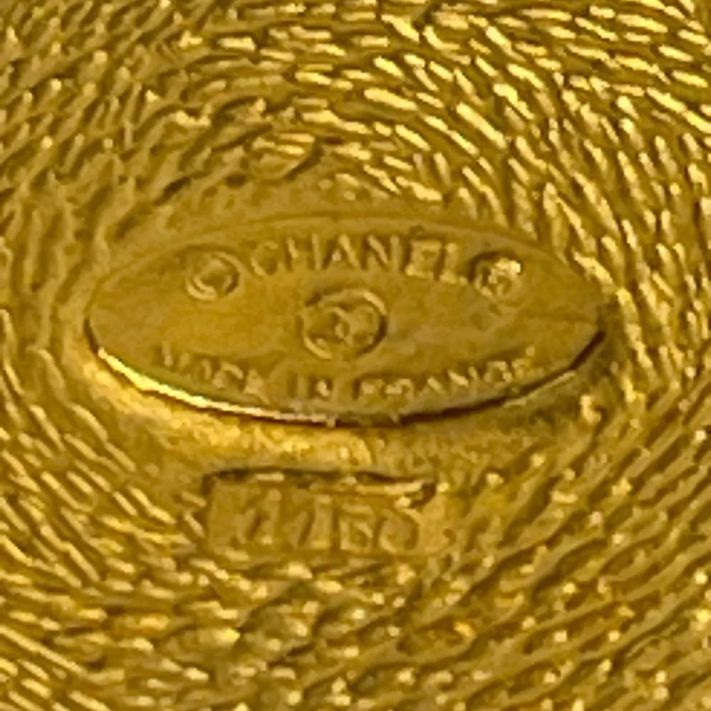CHANEL 31 RUE CAMBON Gold Tone Round Brooch - Picture 8 of 8